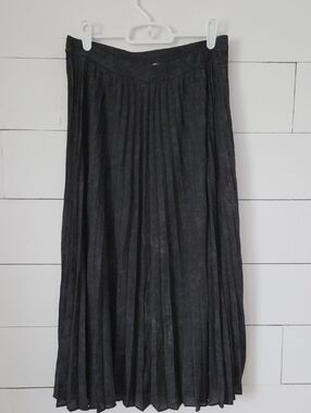 Skies Are Blue Black Pleated Midi Skirt